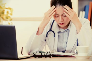 Chi pensa alla salute mentale del medico?